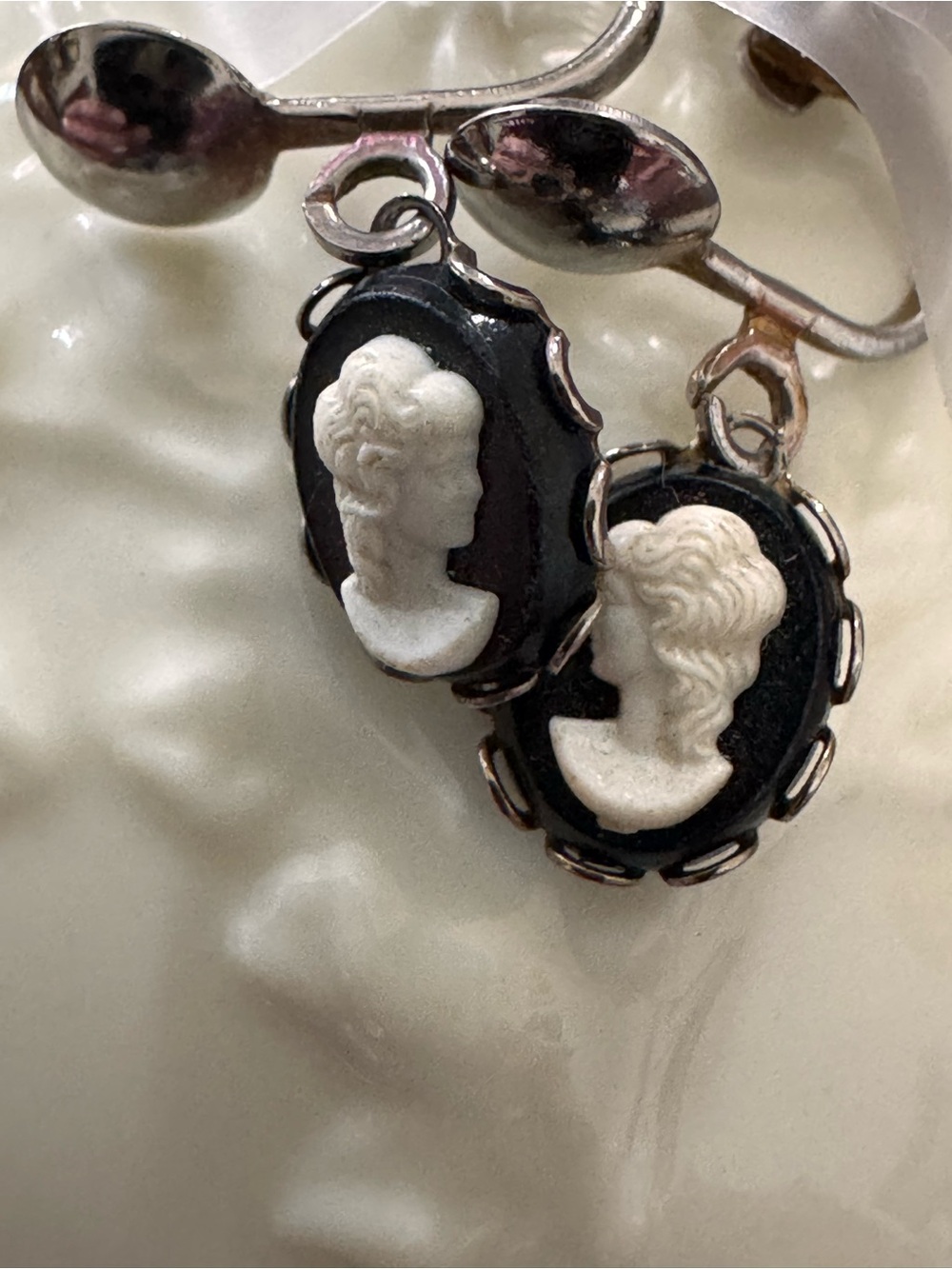 Classic Vintage Cameo Drop Clip-on Earrings in Delicate Scalloped Metal Frames